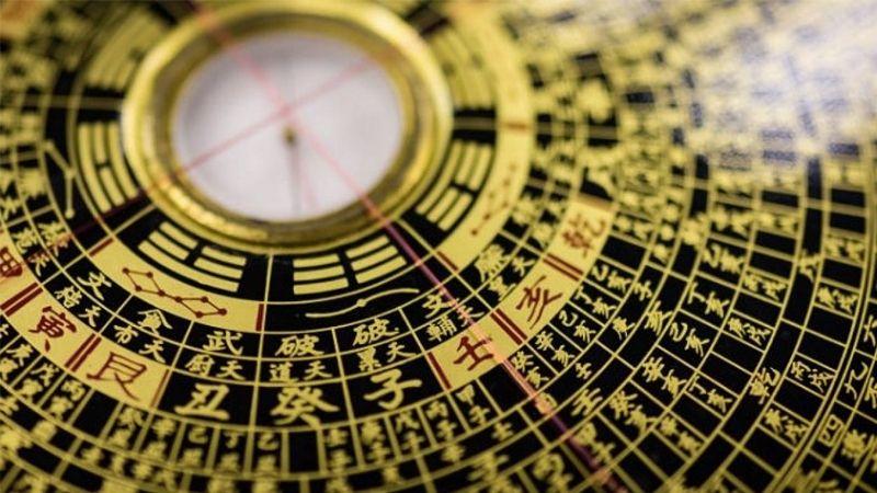 Phong thủy là một lĩnh vực học thuật lâu đời, có vai trò quan trọng trong việc cân bằng và điều hòa các yếu tố tự nhiên, giúp con người sống hòa hợp với môi trường xung quanh. Tầm quan trọng của phong thủy trong đời sống không thể phủ nhận, nó ảnh hưởng đến vận mệnh và sự thịnh vượng của mỗi cá nhân.