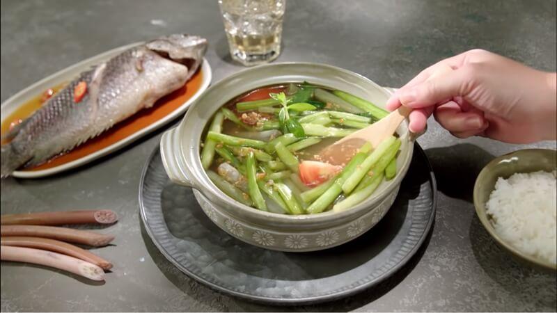 Hãy vào bếp thử ngay món canh cá rô bông súng dân dã nhưng đầy sức hút, ai cũng có thể chế biến một cách dễ dàng.