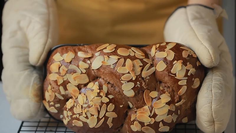 Khám phá công thức làm bánh mì hoa cúc socola với lớp vỏ ngoài mềm mại, hương thơm nức mũi, dai dẻo và ngọt ngào khó cưỡng.