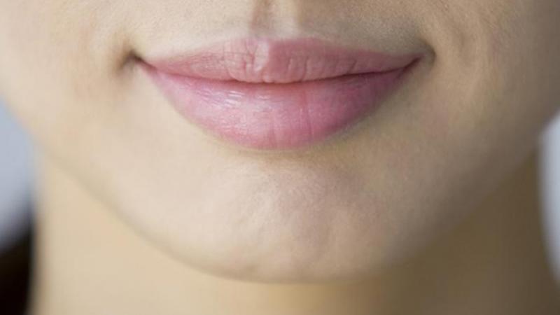 Chống cằm khi làm việc, thói quen tưởng chừng vô hại nhưng lại có thể gây hại sâu sắc cho làn da.