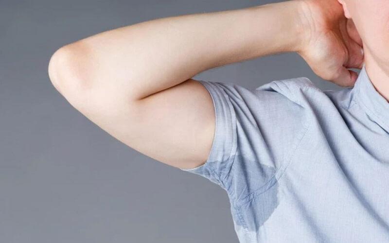 Vào mùa hè, bạn tuyệt đối không nên giữ trang phục ướt đẫm mồ hôi quá lâu vì sẽ có ảnh hưởng xấu đến sức khỏe của cơ thể.