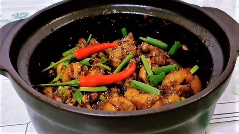 Khám phá món ếch kho tộ với hương vị đậm đà, đưa cơm không thể cưỡng lại.