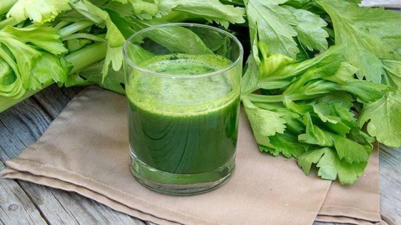 Nước ép cần tây có thể bảo quản trong bao lâu và nên uống vào thời điểm nào trong ngày để đạt hiệu quả tốt nhất?