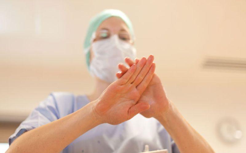 Lây nhiễm chéo là hiện tượng các tác nhân gây bệnh như vi khuẩn, virus hoặc nấm từ người này truyền sang người khác, làm tăng nguy cơ lây lan trong cộng đồng. Vậy chúng ta cần làm gì để ngăn ngừa nguy cơ này?