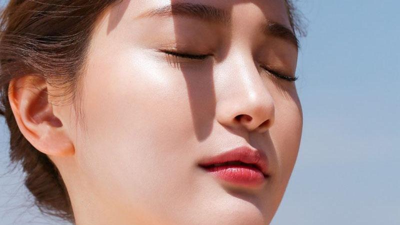 Giải đáp câu hỏi: Da mụn có cần dùng kem chống nắng hay không?