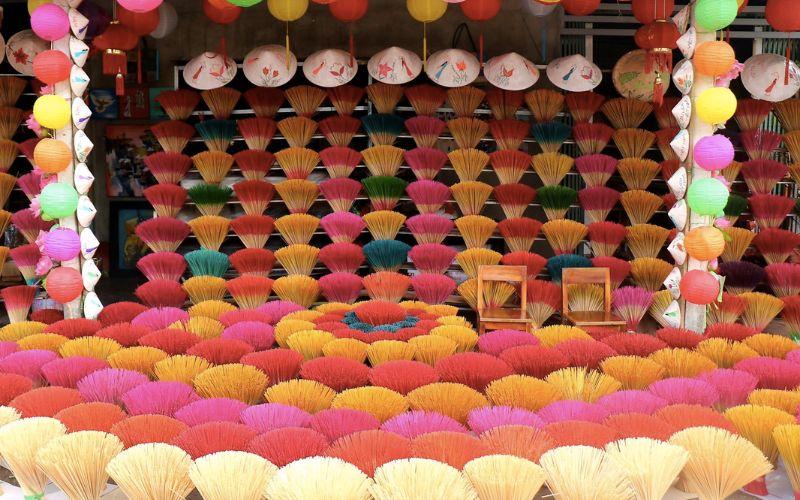 Khám phá nét đẹp văn hóa đặc trưng của làng hương Thuỷ Xuân - Huế, nơi lưu giữ những giá trị truyền thống đậm đà bản sắc dân tộc.