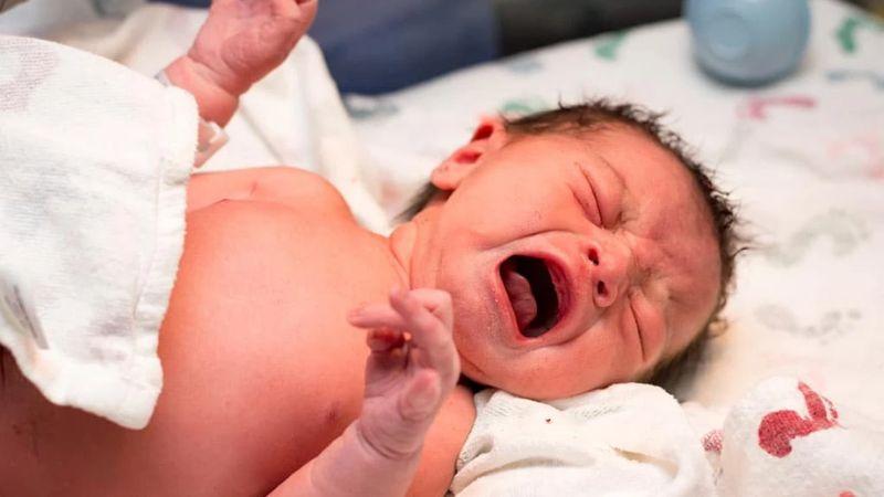Bác sĩ giải thích lý do vì sao trẻ sơ sinh thường xuyên gồng cứng người và mặt đỏ bừng.