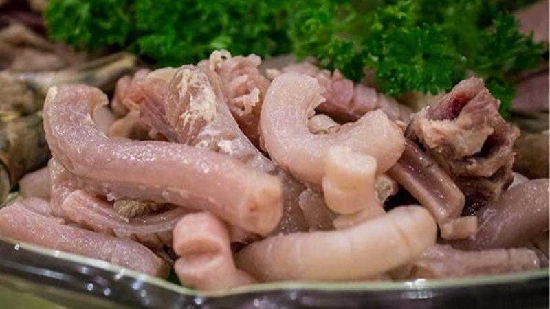 Pín lợn là một món ăn đặc trưng và độc đáo, có thể chế biến thành nhiều món hấp dẫn. Đây là một phần của lợn mà không phải ai cũng biết đến, và khi làm sạch đúng cách, pín lợn sẽ trở thành nguyên liệu quý giá trong các bữa ăn.
