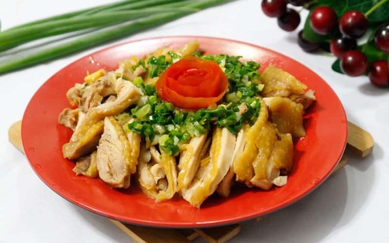Khởi đầu năm mới bằng món gà hấp mỡ hành giòn rụm, kết hợp cùng nước sốt 'bí truyền' đầy hấp dẫn.