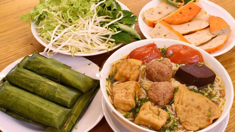10 quán bún riêu ngon tại quận 7 sẽ làm bạn mê mẩn ngay từ lần thử đầu tiên.
