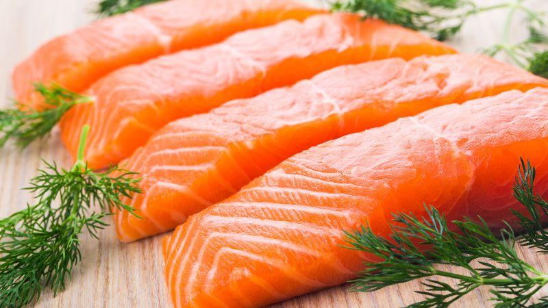100g cá hồi chứa bao nhiêu calo? Ăn cá hồi có dễ tăng cân không?