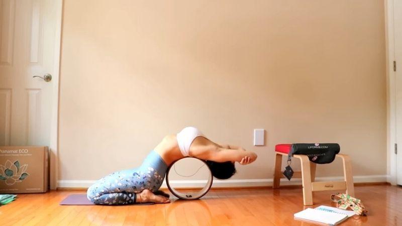 5 tư thế yoga kết hợp với vòng tập mang lại lợi ích tuyệt vời cho sức khỏe bạn nên thử ngay