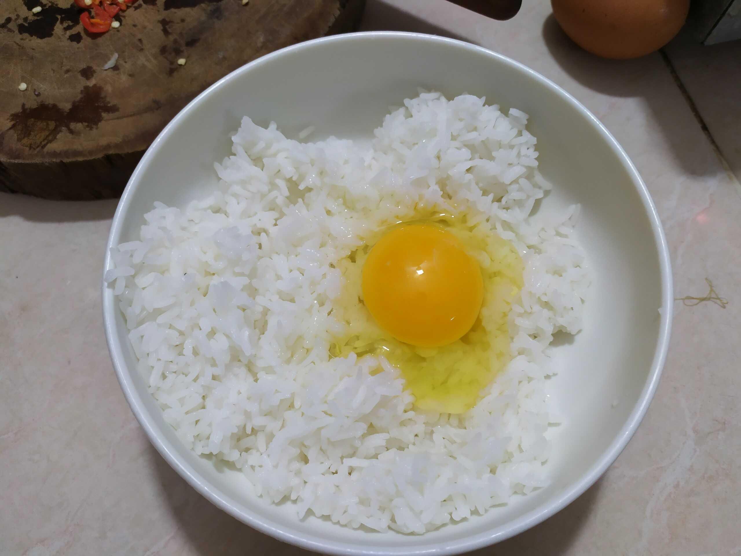 Khám phá cách chế biến cơm chiên trứng cay đậm đà, một món ăn tuyệt vời để làm ấm lòng trong những ngày mưa.