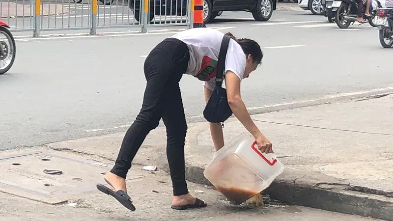 Một hành động phổ biến mà hầu như ai cũng thực hiện sau khi chế biến món ăn, nhưng lại là nguyên nhân gây tắc nghẽn cống mà không ai ngờ tới.