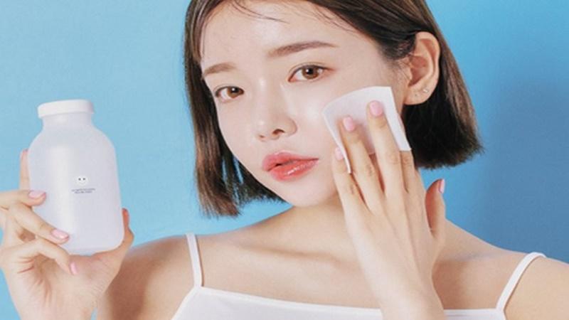 Khởi đầu thói quen rửa mặt với bông tẩy trang để làn da trở nên mịn màng và tươi trẻ hơn.