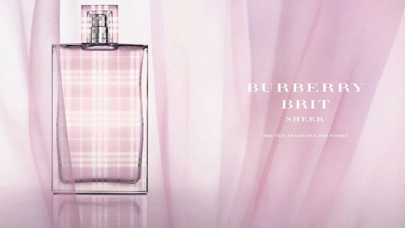 Đánh giá nước hoa Burberry Brit Sheer với hương hoa cỏ và trái cây tươi mát, tạo cảm giác dễ chịu và sảng khoái