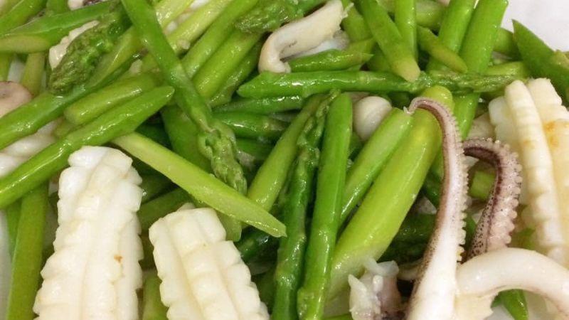 Mực xào măng tây giòn rụm, thơm ngon với công thức dễ thực hiện ngay tại nhà.