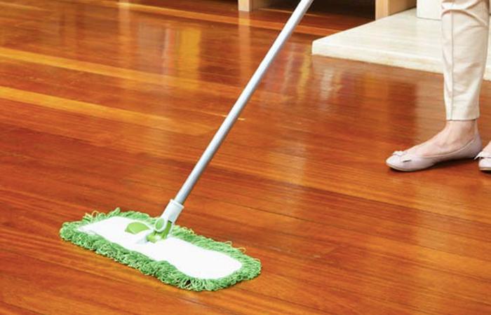 Hướng dẫn cách làm sạch sàn gỗ công nghiệp và tự nhiên, giữ cho sàn luôn sáng bóng mà không bị hư hại.