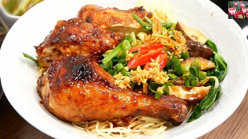 Hướng dẫn chế biến món mì gà quay giòn da, thơm ngon chuẩn vị nhà hàng