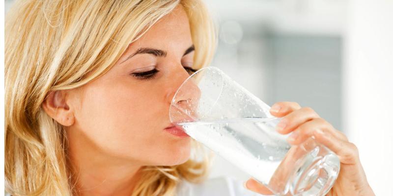 Vì sao nước ngọt lại làm bạn càng thêm khát?