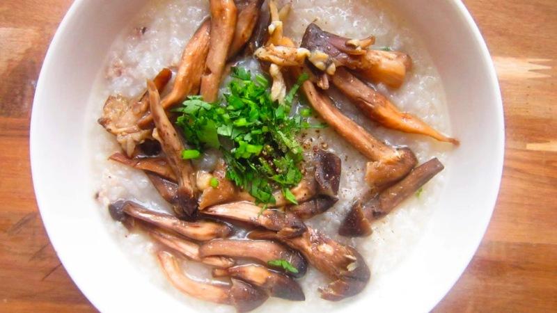 Khám phá cách nấu cháo gà nấm mối bổ dưỡng để thêm phần năng lượng cho cuối tuần của bạn.