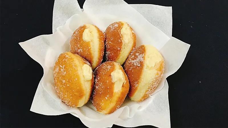Hướng dẫn cách làm bánh donut nhân kem trứng mềm mịn, thơm ngon mà không cần dùng lò nướng.