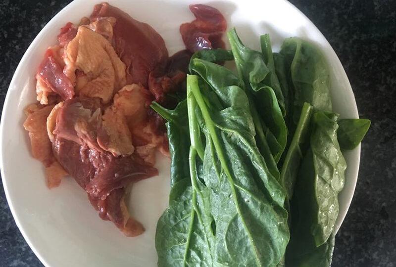 Mẹ vào bếp nấu một nồi cháo bồ câu kết hợp cùng rau mồng tơi, món ăn bổ dưỡng dành riêng cho bé yêu.