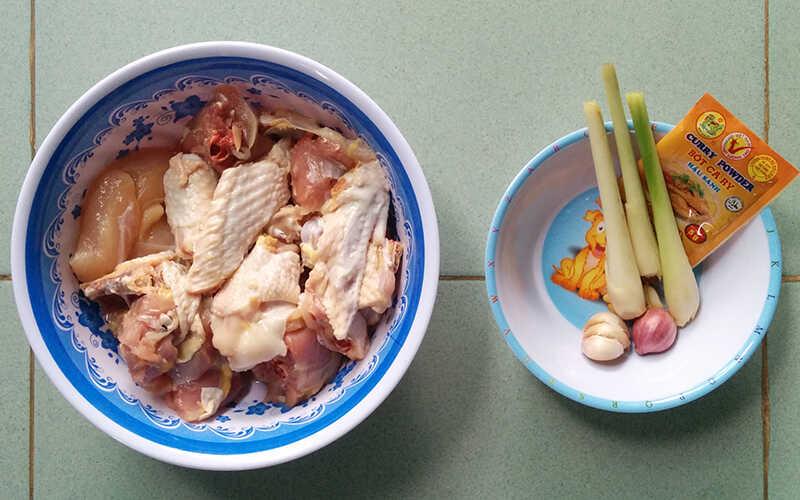 Món gà kho cà ri sả thơm ngon, đậm đà là sự lựa chọn tuyệt vời cho những bữa cơm gia đình vào dịp cuối tuần. Cùng khám phá cách chế biến món ăn này một cách đơn giản nhưng đầy hấp dẫn.