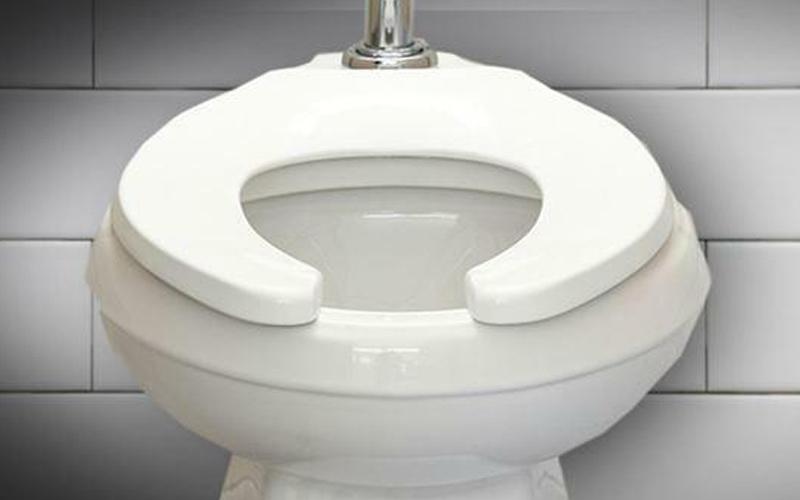 Tại sao một số nắp bồn vệ sinh lại có khoảng trống phía trước?