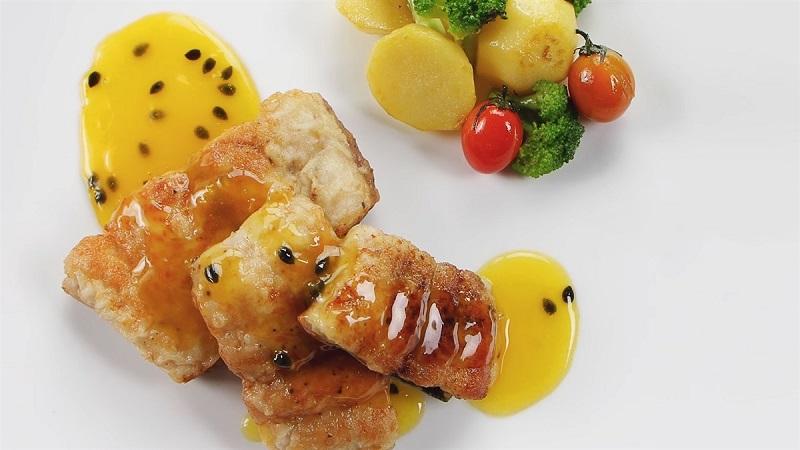 Thử ngay món cá basa áp chảo sốt chanh dây chua ngọt, một lựa chọn lý tưởng để làm phong phú bữa ăn gia đình của bạn.