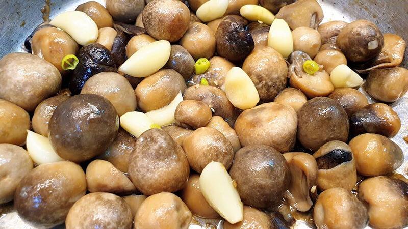 Khám phá cách làm nấm rơm xào tỏi với hương vị thơm lừng, hấp dẫn, khiến bạn không thể ngừng thưởng thức mỗi lần ăn.