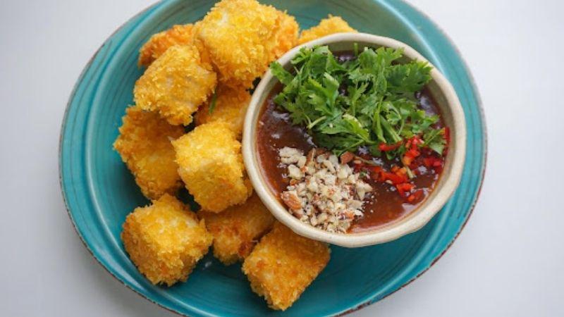 Khám phá công thức làm đậu hũ chiên xù với lớp vỏ giòn rụm, bên trong mềm mịn, kết hợp sốt me chua ngọt tuyệt vời.