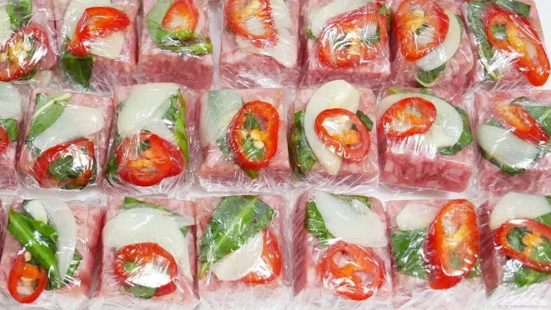Khám phá cách làm nem chua miền Bắc đặc trưng cho ngày Tết mà không cần sử dụng lá chuối, dễ làm mà vẫn giữ trọn hương vị truyền thống.