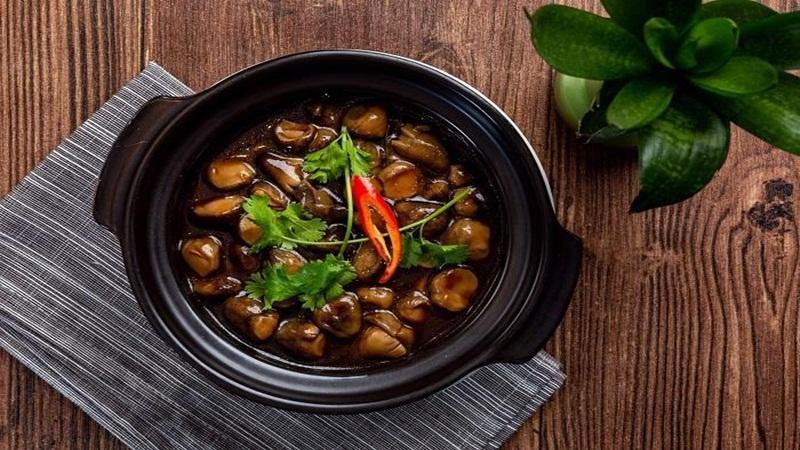 Hướng dẫn làm nấm rơm kho tiêu dễ dàng, chống ngán cho cả gia đình.