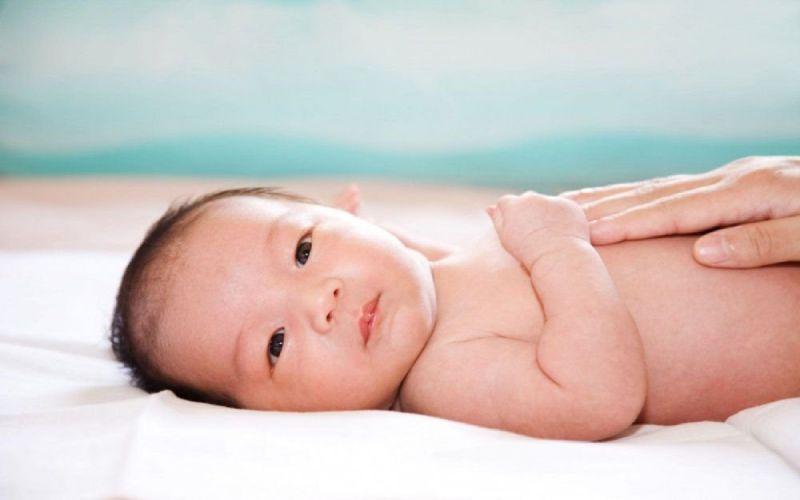 Bé bắt đầu tò mò và muốn lắng nghe câu chuyện từ mấy tháng tuổi? Cùng tìm hiểu cách giúp mẹ dạy trẻ yêu thích nghe chuyện nhé.
