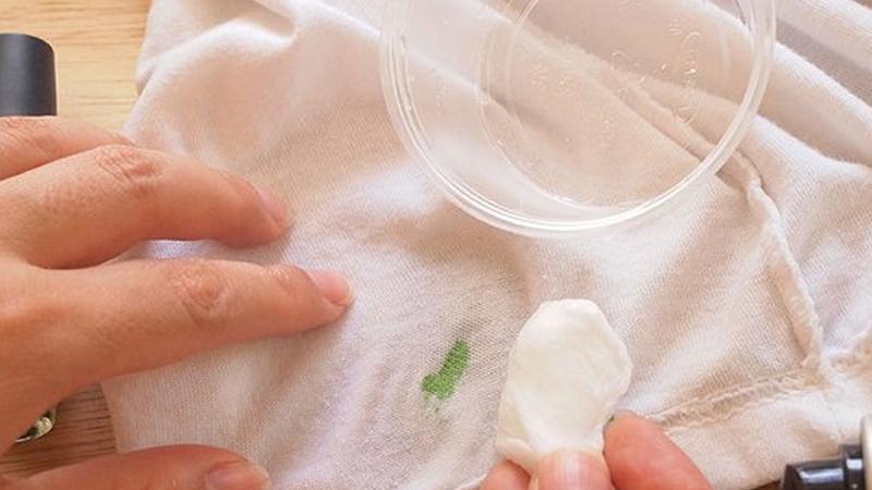 Làm thế nào để loại bỏ vết sơn móng tay khi chúng vô tình dính lên trang phục?