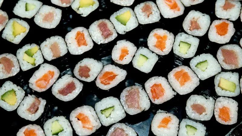 Maki sushi là món sushi cuộn đặc trưng, kết hợp hài hòa giữa cơm, rong biển, hải sản tươi sống và các loại nguyên liệu khác. Đây là một trong những món ăn mang đậm hương vị và văn hóa Nhật Bản.