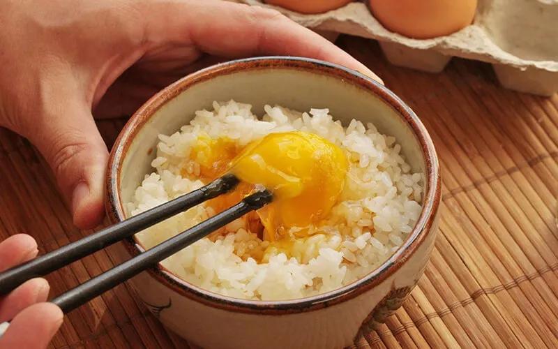 Ăn trứng gà sống có thực sự mang lại lợi ích cho sức khỏe? Và làm thế nào để sử dụng trứng gà đúng cách?