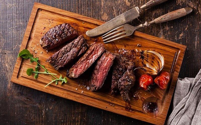 Khám phá cách chế biến món bò nướng mọi đơn giản nhưng đầy quyến rũ, mang lại hương vị đậm đà khó quên.
