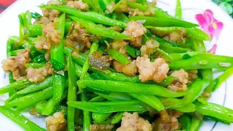 Món đậu cove xào thịt bằm giòn ngọt, dễ dàng gây nghiện với sự kết hợp hoàn hảo của đậu cove tươi ngon và thịt bằm đậm đà, khiến bữa cơm thêm phần hấp dẫn.