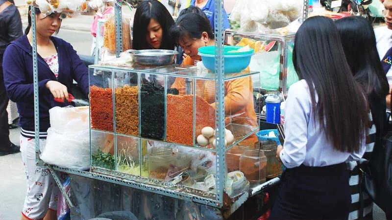 Bánh tráng trộn qua đêm có ăn được không?