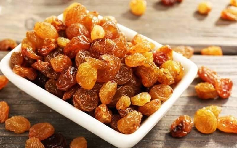 Khi mua nho khô, đừng hấp tấp thưởng thức ngay mà hãy nhớ rửa sạch qua nước để đảm bảo an toàn cho sức khỏe.
