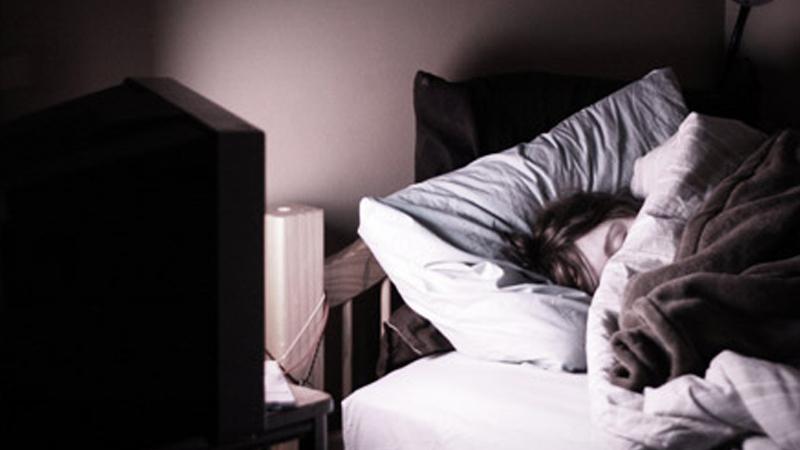 Rất nhiều người có thói quen bật tivi để dễ dàng chìm vào giấc ngủ, nhưng bạn có biết thói quen này có thể gây hại cho sức khỏe của mình?