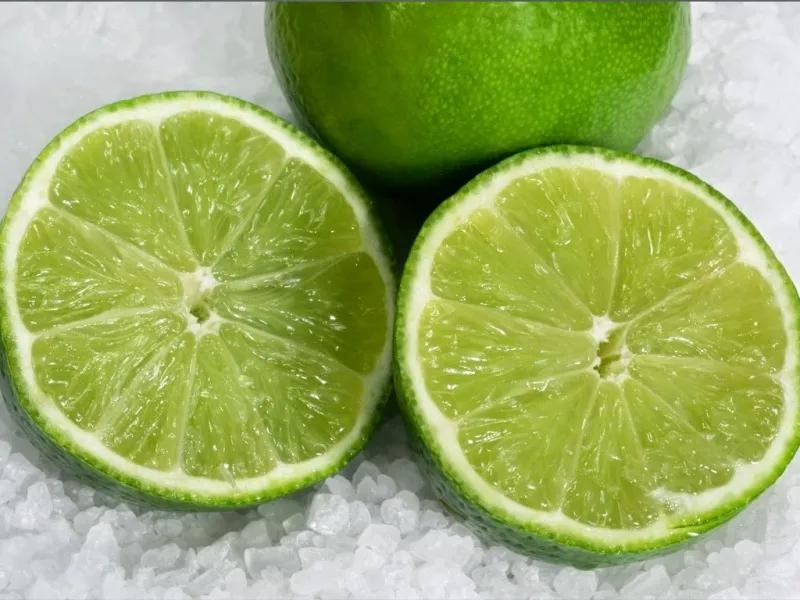 Khám phá phương pháp đơn giản nhưng hiệu quả để loại bỏ mụn cám và mụn đầu đen chỉ với chanh tươi