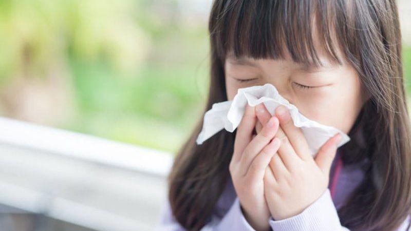Nếu không được điều trị kịp thời, tình trạng nghẹt mũi kéo dài ở trẻ có thể dẫn đến những biến chứng nghiêm trọng nào?