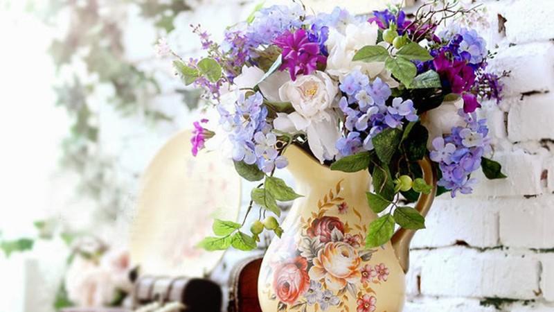 Cách lựa chọn và sắp xếp bình hoa phong thủy để gia đình đón tài lộc