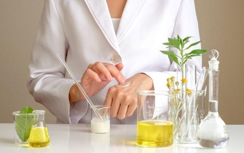 Cồn khô trong mỹ phẩm có thực sự nguy hiểm như nhiều beauty blogger khuyến cáo? Cùng tìm hiểu lý do tại sao cồn khô lại bị xem xét kỹ càng trong ngành mỹ phẩm.