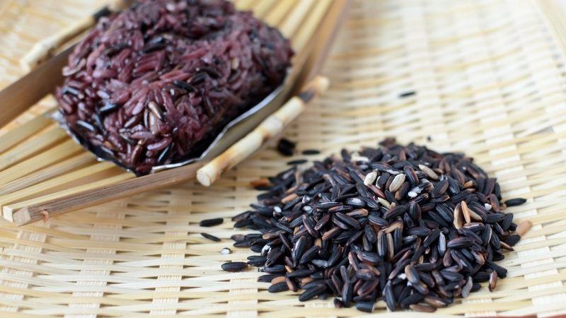 Gạo nếp cẩm là một loại gạo đặc biệt, nổi bật với hình dáng hạt gạo tròn đầy, màu sắc tím huyền bí và bụng vàng nhạt. Ngoài việc tạo nên những món ăn ngon miệng, gạo nếp cẩm còn mang đến nhiều lợi ích tuyệt vời cho sức khỏe, như hỗ trợ giảm cân, phòng ngừa thiếu máu và cải thiện sức đề kháng.