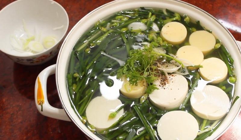 Hướng dẫn làm canh đậu hũ non bông hẹ ngọt mát, thanh nhẹ dễ làm ngay tại nhà