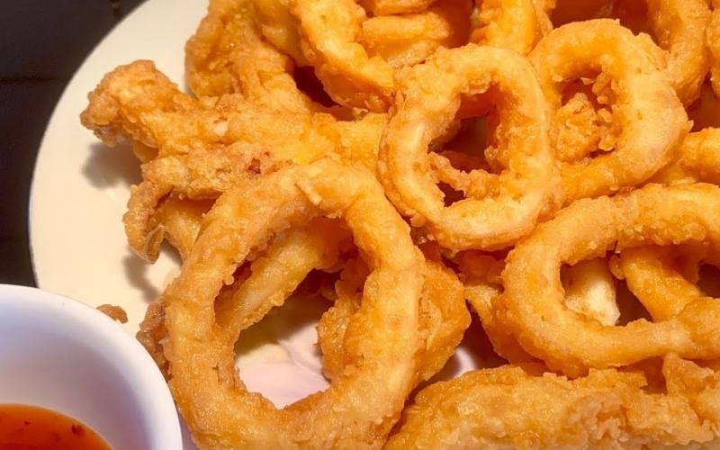 Khám phá công thức mực chiên bơ tỏi giòn ngon, giữ được độ tươi lâu mà không bị ỉu, để thưởng thức món ăn thơm lừng, giòn rụm trong từng miếng mực.
